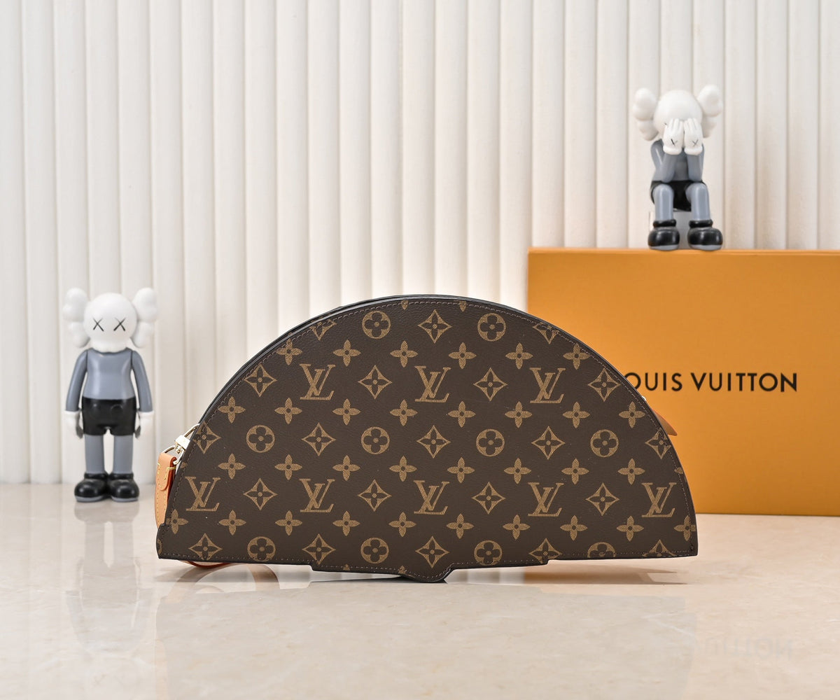 Elegantní kožená crossbody kabelka ve tvaru vějíře