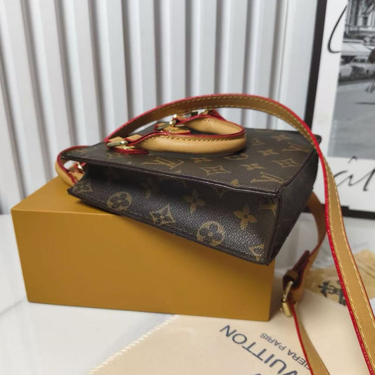 Klasická kabelka s crossbody popruhem