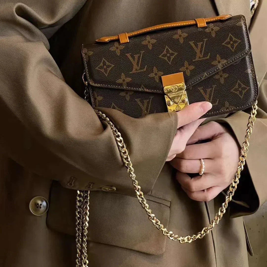 Torba płócienna z monogramem. Telefon komórkowy z łańcuszkiem na ramię