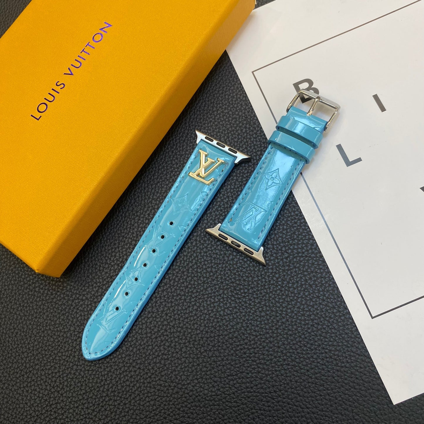 BRACELET APPLE WATCH EN CUIR BRILLANT LOGO EN MÉTAL DE LUXE