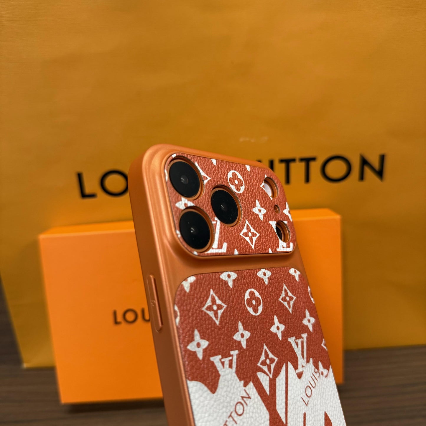IPhone-Hülle aus Leder mit Monogramm im Illustrationsstil