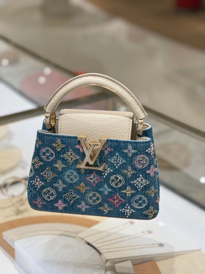 حقيبة كابوسين صغيرة مزخرفة بالدنيم الفاخر
