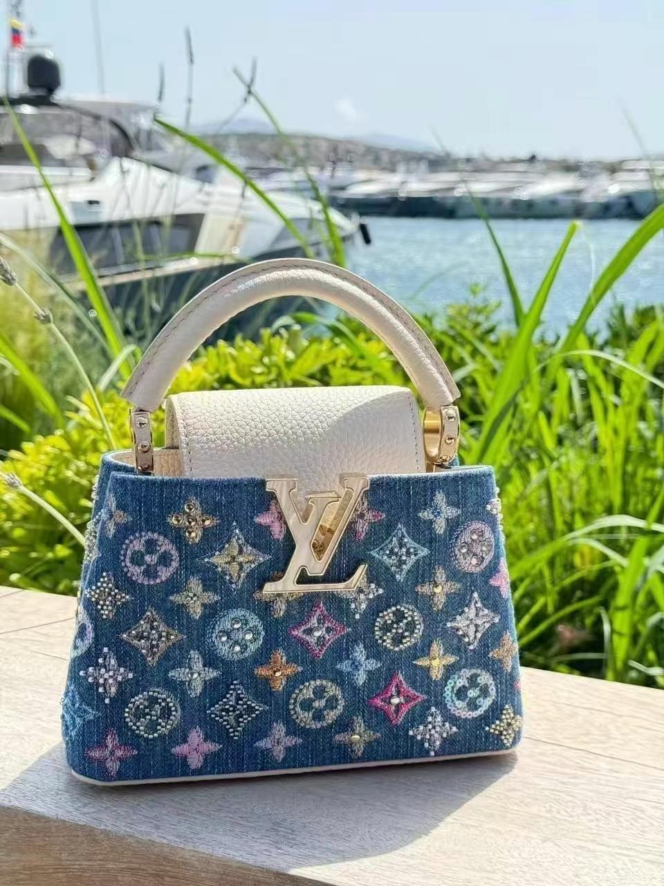 حقيبة كابوسين صغيرة مزخرفة بالدنيم الفاخر