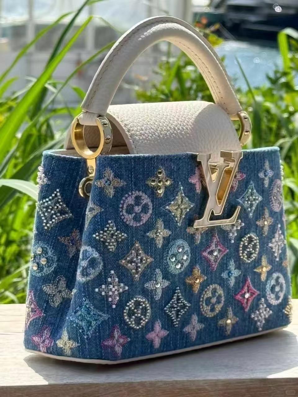 حقيبة كابوسين صغيرة مزخرفة بالدنيم الفاخر