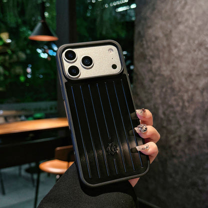 Coque iPhone à armure métallique côtelée – Protection élégante inspirée du voyage