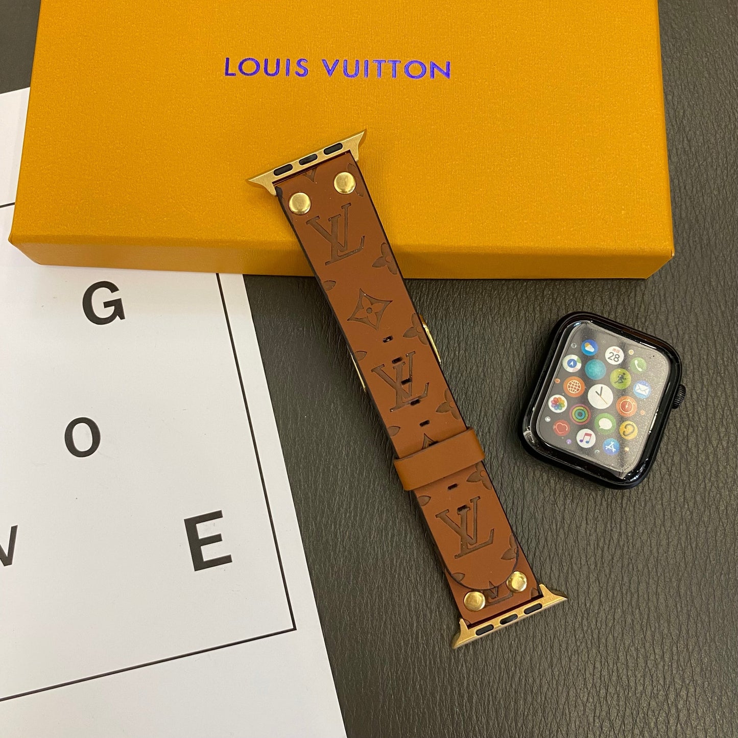 سوار Apple مع زخرفة ومسامير وشعار بارز على WATCH BANDS