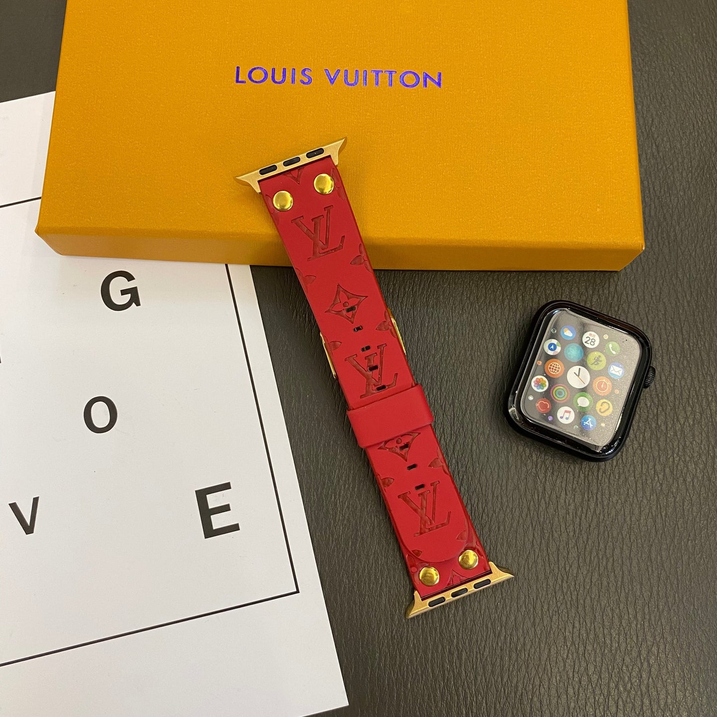 سوار Apple مع زخرفة ومسامير وشعار بارز على WATCH BANDS