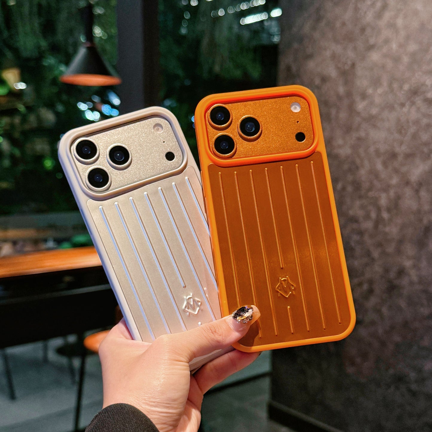Coque iPhone à armure métallique côtelée – Protection élégante inspirée du voyage