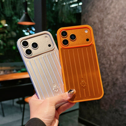 Coque iPhone à armure métallique côtelée – Protection élégante inspirée du voyage