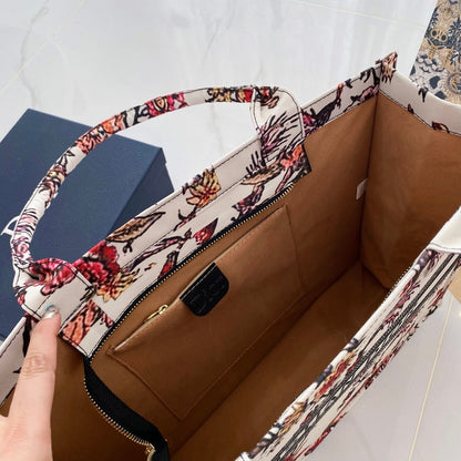 Schick & Raffiniert: Leichte Luxus-Lederhandtasche