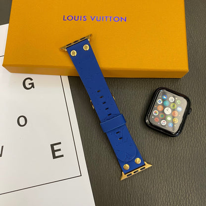 سوار Apple مع زخرفة ومسامير وشعار بارز على WATCH BANDS