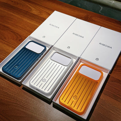 Coque iPhone à armure métallique côtelée – Protection élégante inspirée du voyage