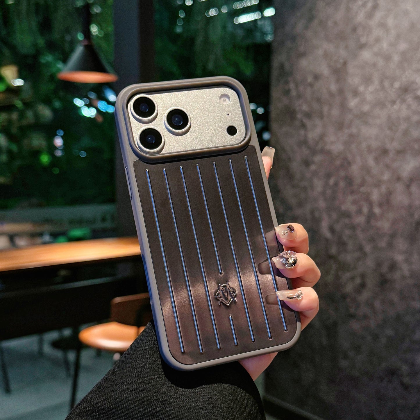 Coque iPhone à armure métallique côtelée – Protection élégante inspirée du voyage