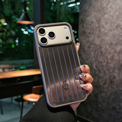 Coque iPhone à armure métallique côtelée – Protection élégante inspirée du voyage