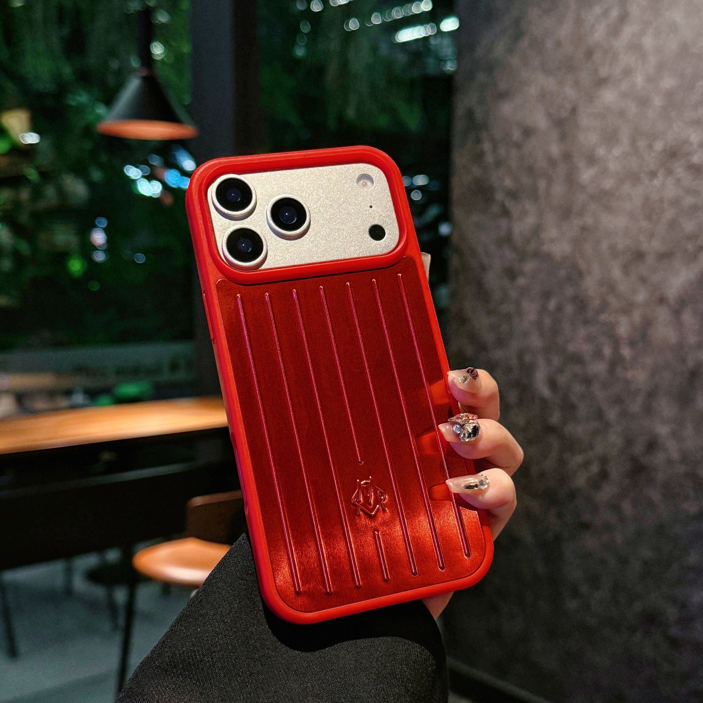 Coque iPhone à armure métallique côtelée – Protection élégante inspirée du voyage
