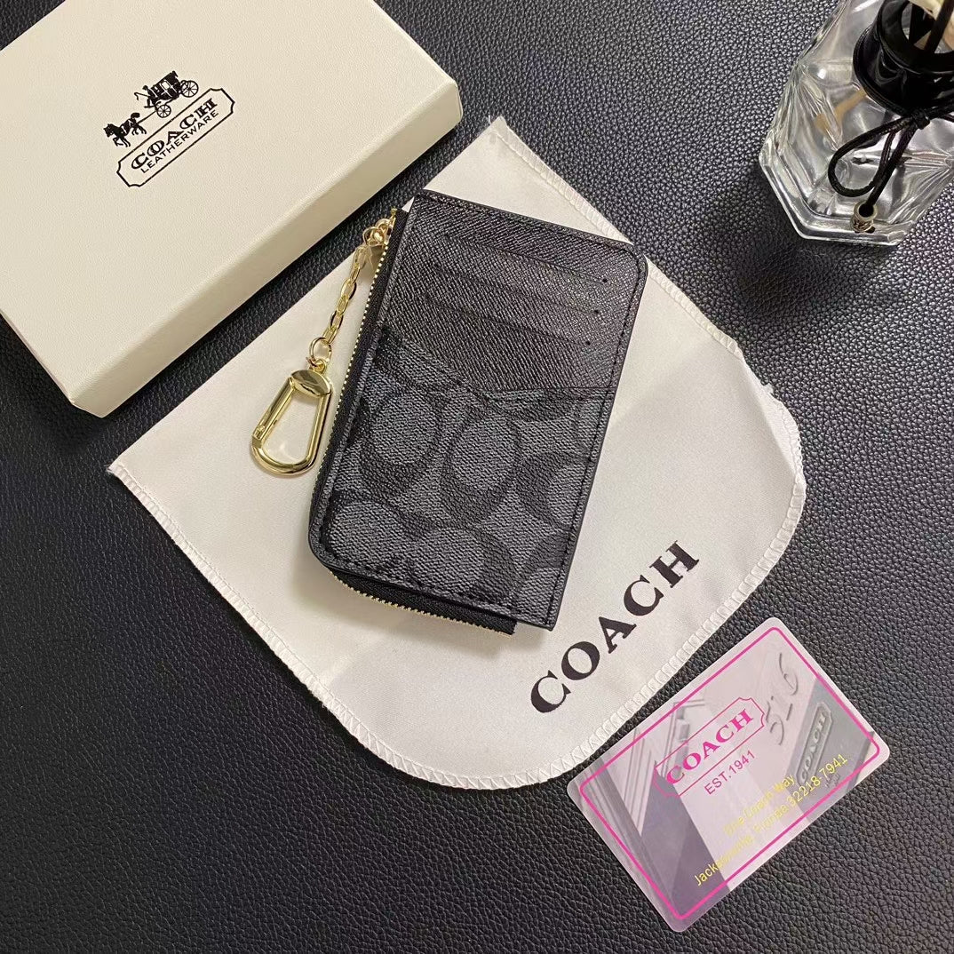 محفظة حامل بطاقات كلاسيكية من Chic CO Timeless بتصميم أنيق