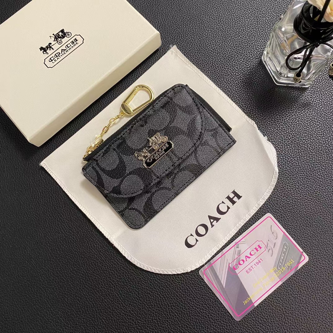 محفظة حامل بطاقات كلاسيكية من Chic CO Timeless بتصميم أنيق