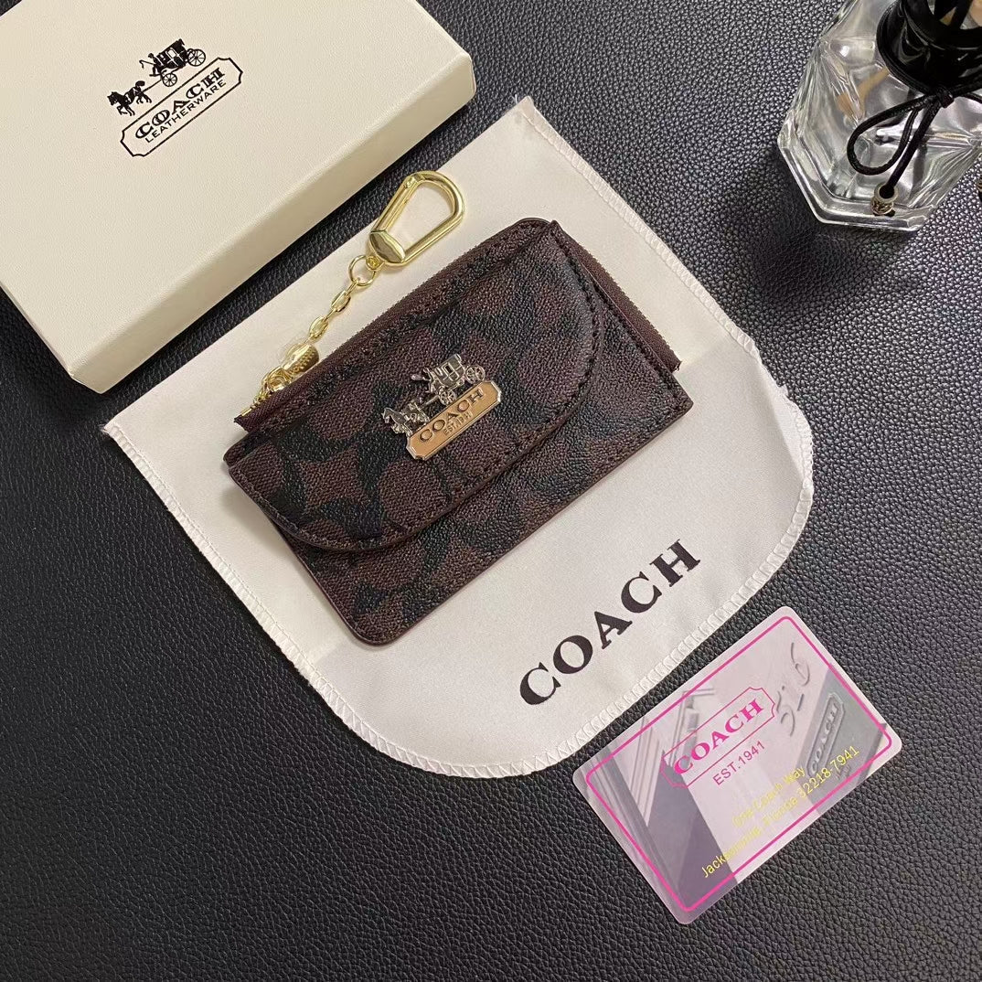 محفظة حامل بطاقات كلاسيكية من Chic CO Timeless بتصميم أنيق