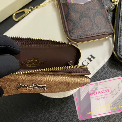 محفظة حامل بطاقات كلاسيكية من Chic CO Timeless بتصميم أنيق