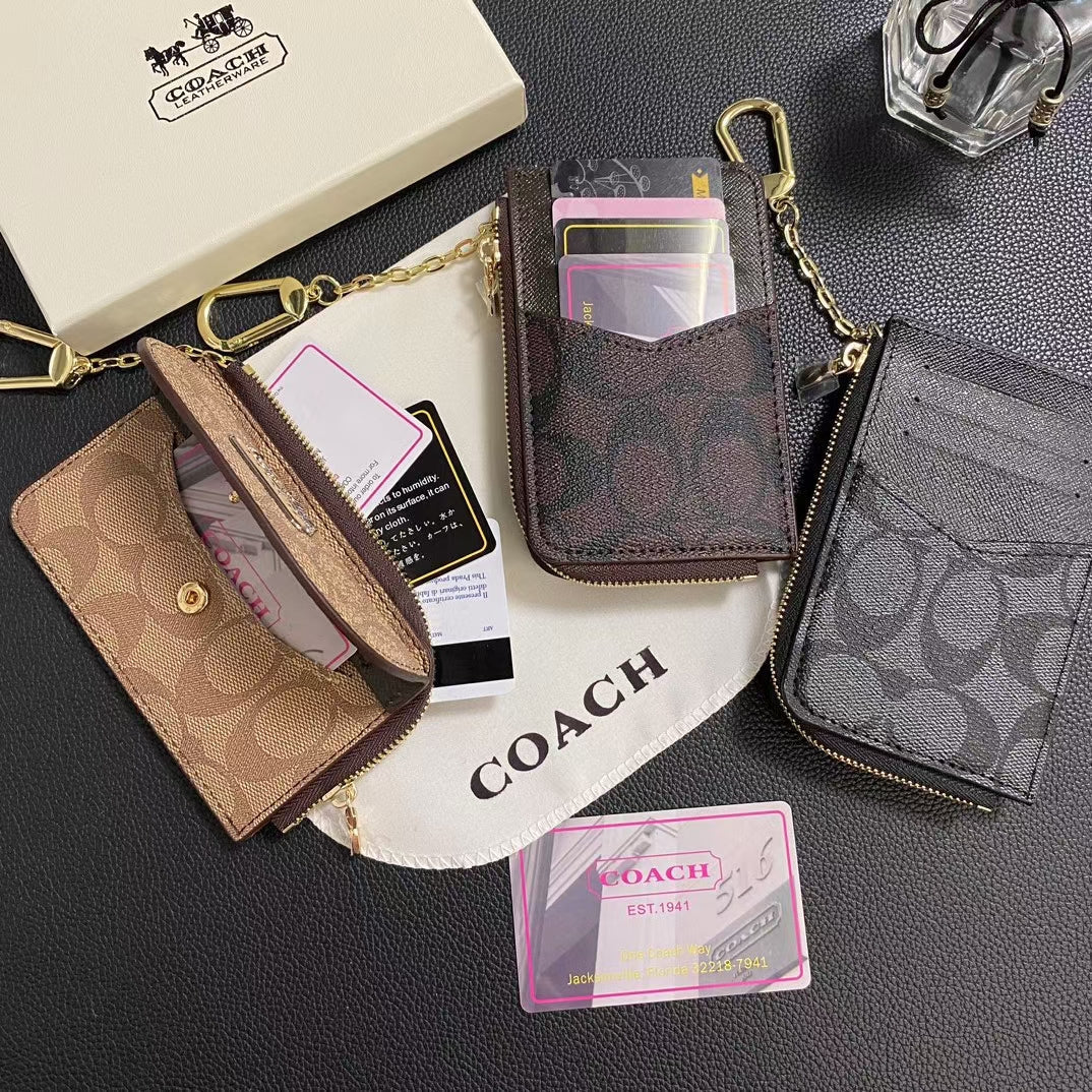 محفظة حامل بطاقات كلاسيكية من Chic CO Timeless بتصميم أنيق