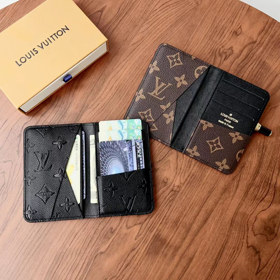 Eleganti portafogli Lou a quadri & con monogramma