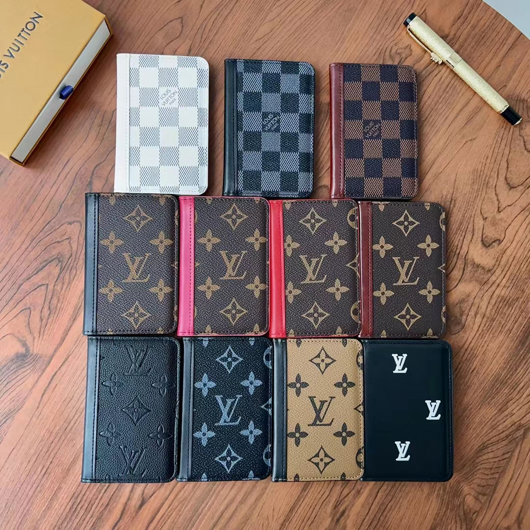 Eleganti portafogli Lou a quadri & con monogramma
