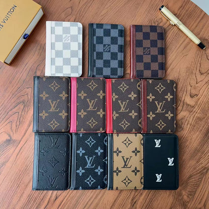 Eleganti portafogli Lou a quadri & con monogramma