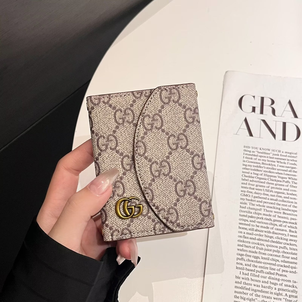 Colección de carteras compactas con monograma inspiradas en Lou & GG de lujo