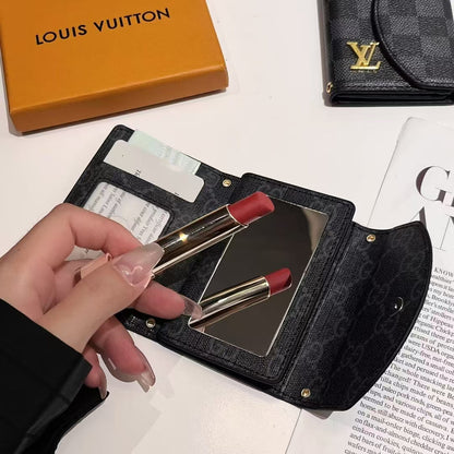 Colección de carteras compactas con monograma inspiradas en Lou & GG de lujo