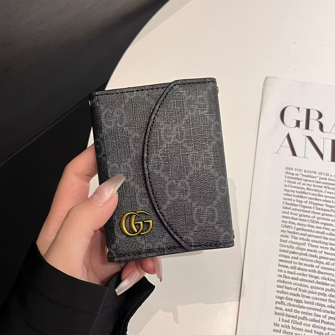 Colección de carteras compactas con monograma inspiradas en Lou & GG de lujo