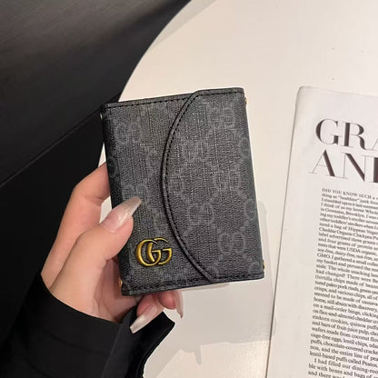 Colección de carteras compactas con monograma inspiradas en Lou & GG de lujo