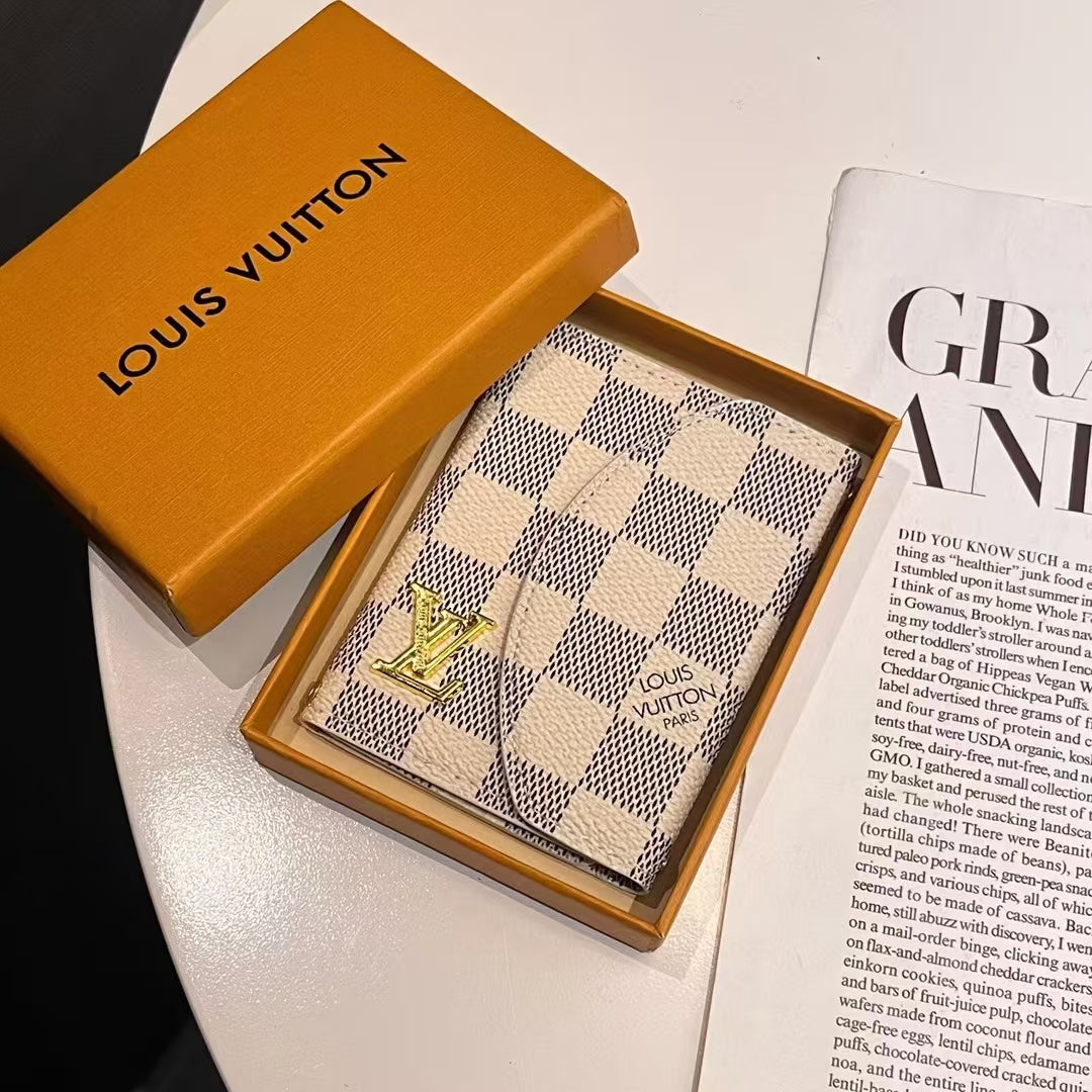 Colección de carteras compactas con monograma inspiradas en Lou & GG de lujo