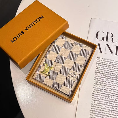 Colección de carteras compactas con monograma inspiradas en Lou & GG de lujo
