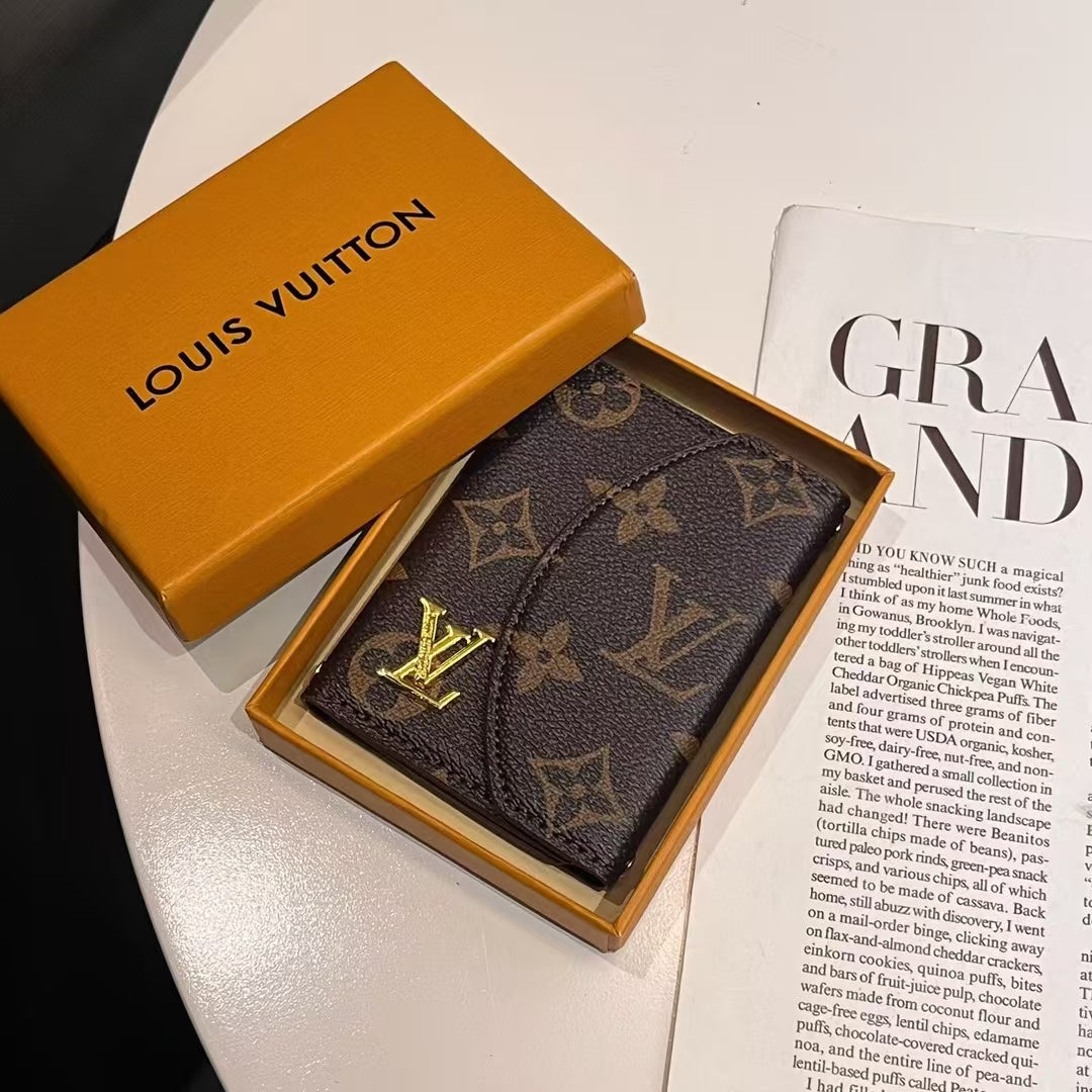 Colección de carteras compactas con monograma inspiradas en Lou & GG de lujo
