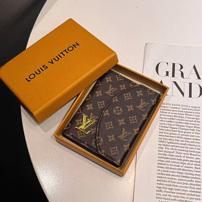 Colección de carteras compactas con monograma inspiradas en Lou & GG de lujo