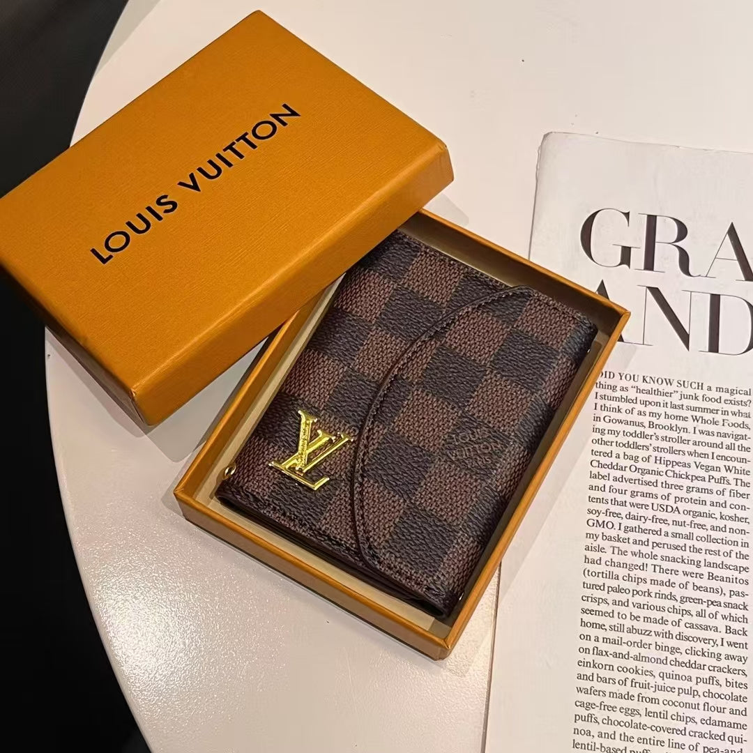 Colección de carteras compactas con monograma inspiradas en Lou & GG de lujo