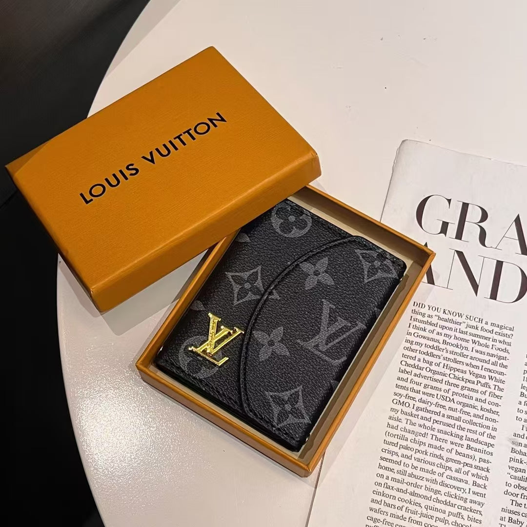 Colección de carteras compactas con monograma inspiradas en Lou & GG de lujo