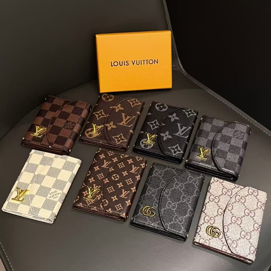 Colección de carteras compactas con monograma inspiradas en Lou & GG de lujo