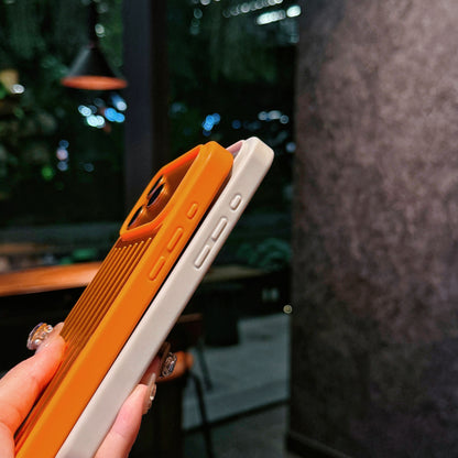 Coque iPhone à armure métallique côtelée – Protection élégante inspirée du voyage