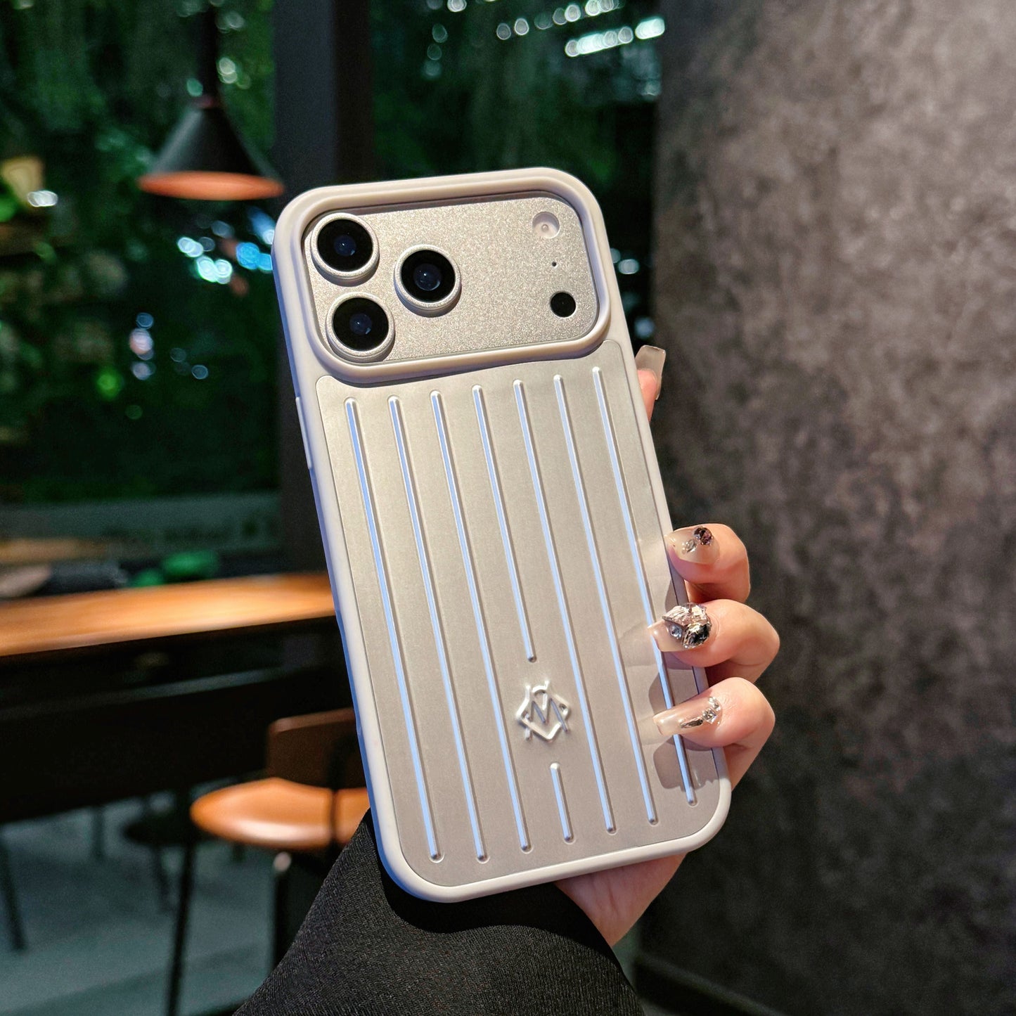 Coque iPhone à armure métallique côtelée – Protection élégante inspirée du voyage