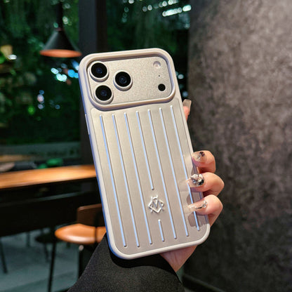 Coque iPhone à armure métallique côtelée – Protection élégante inspirée du voyage