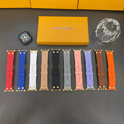 سوار Apple مع زخرفة ومسامير وشعار بارز على WATCH BANDS