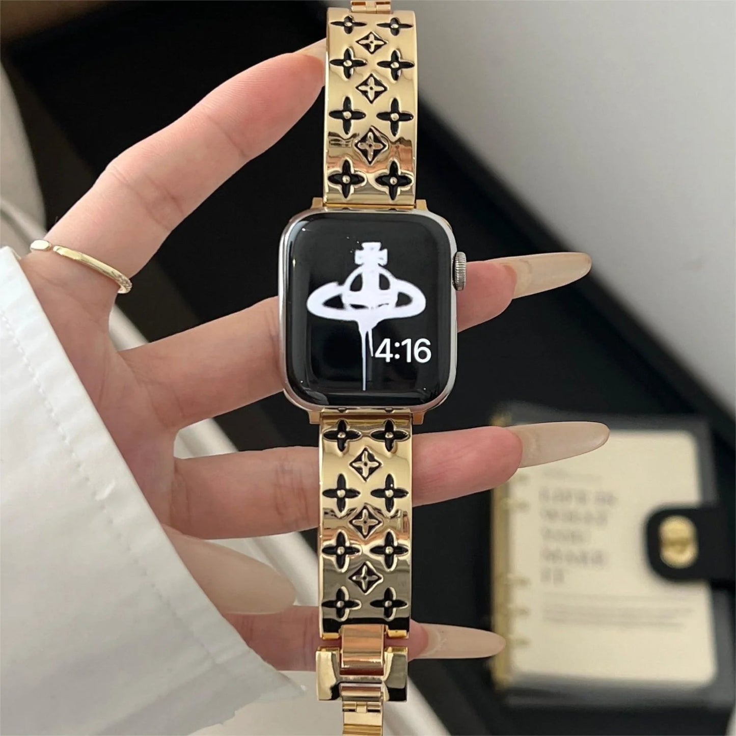 RELIÉFOVANÝ KOVOVÝ ŘEMÍN NA HODINKY APPLE