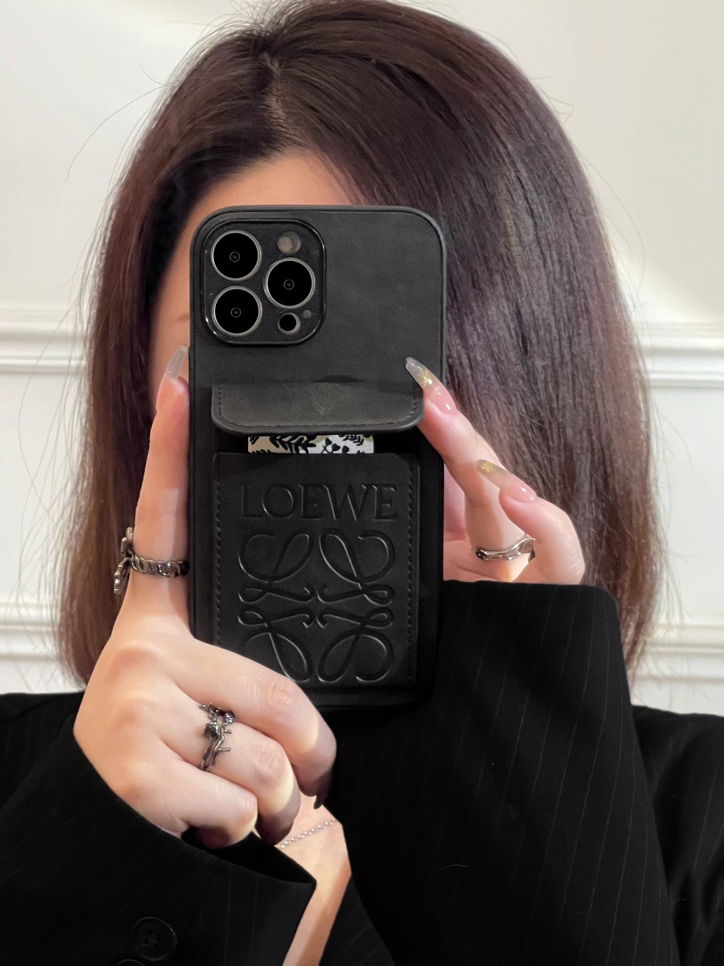 Cás iPhone só Le Sealbhóir Cárta Dubh-LZP241448