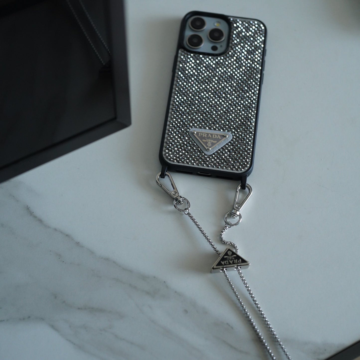 Custodia per iPhone a tracolla di lusso con diamanti