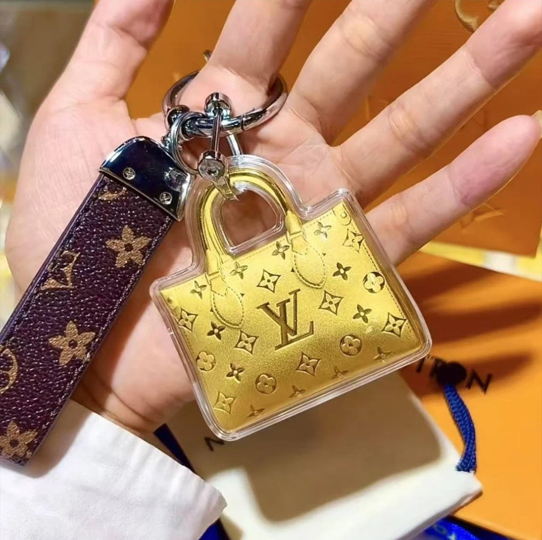 Mini taška na klíče ve zlaté barvě
