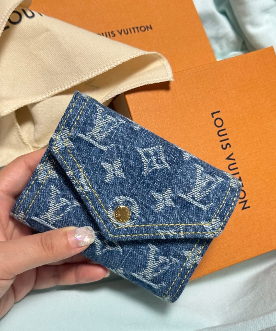 حقيبة كابوسين صغيرة مزخرفة بالدنيم الفاخر