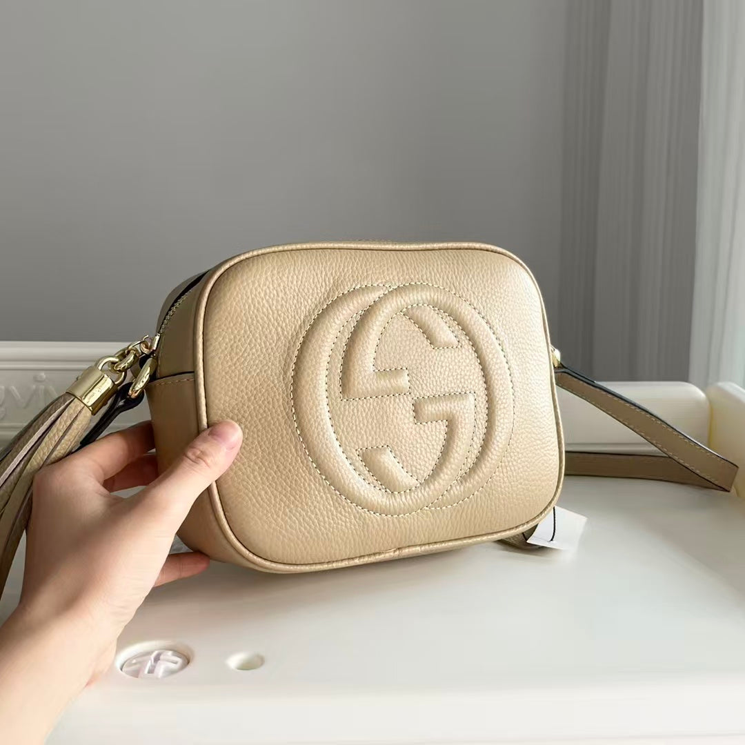 Pokročilá crossbody kabelka z oblázkové kůže