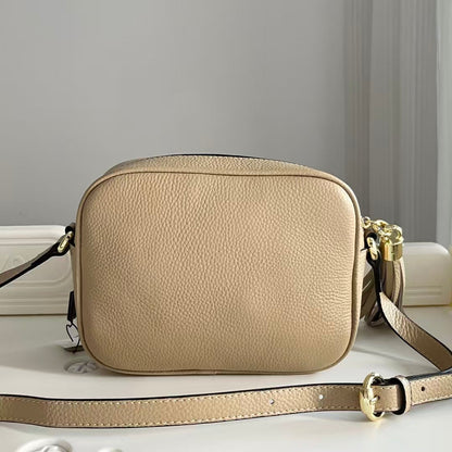 Pokročilá crossbody kabelka z oblázkové kůže