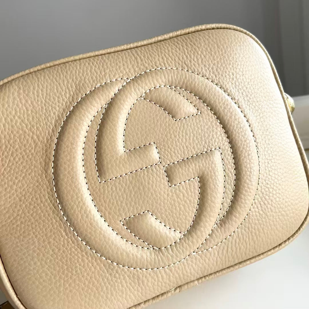 Pokročilá crossbody kabelka z oblázkové kůže